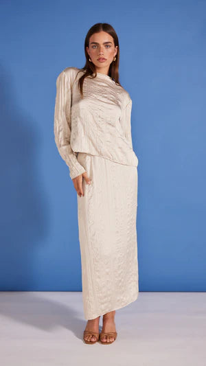 midi slip skirt in beige with Satin crinkled pleats, elastic waist an Straight with Side split