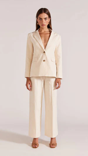 Singled-breasted blazer in cream