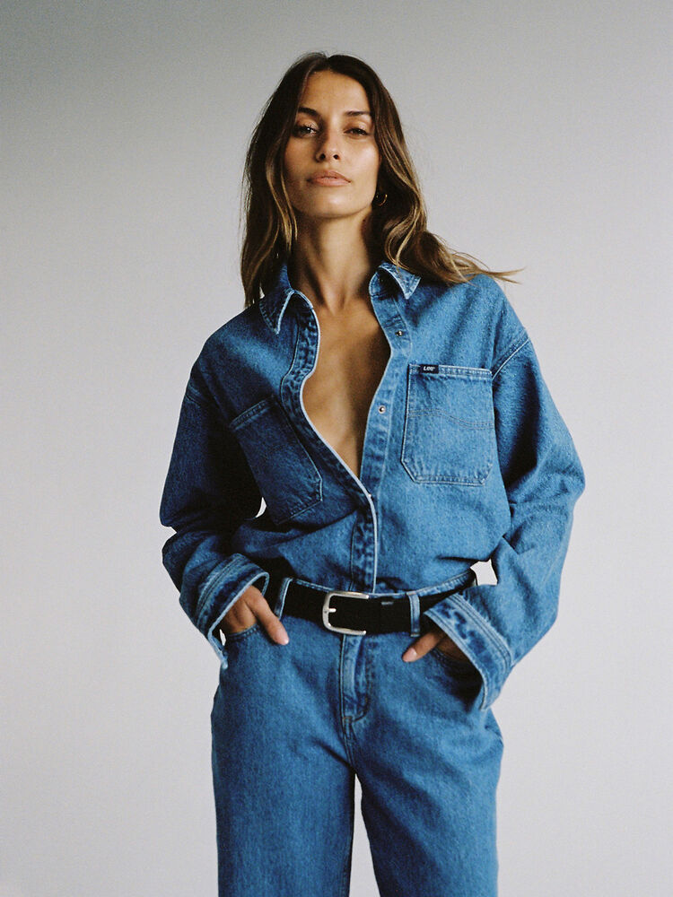 Classic denim shirt indigo dust with pockets and scoped hem