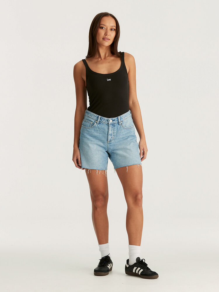 Mid Straight Short i classic mid-rise dad fit, with a relaxed square top block,vintage . Crafted in a vintage pale indigo wash in a super soft non-stretch denim.