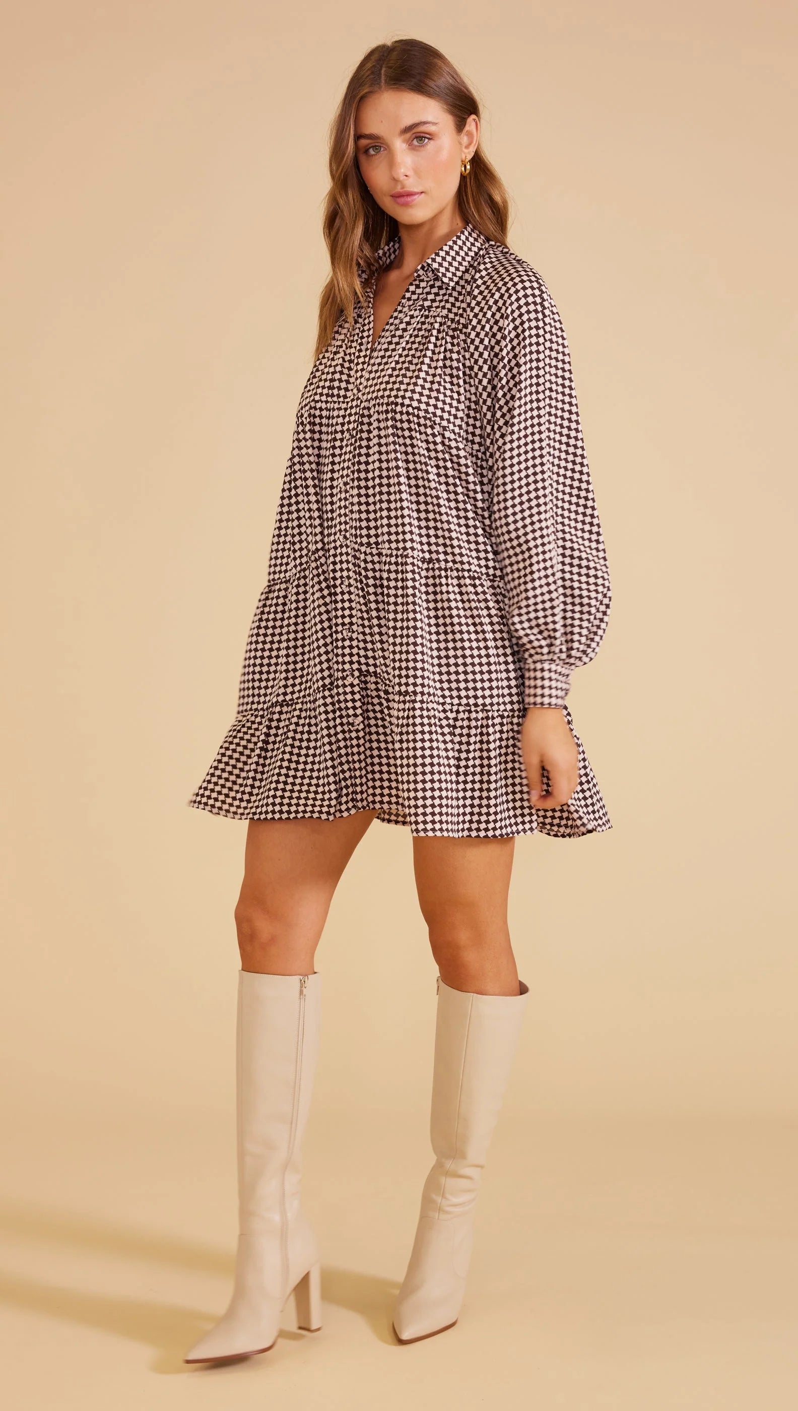 Quinley mini dress in checks, long sleeves and v neck by MinkPink