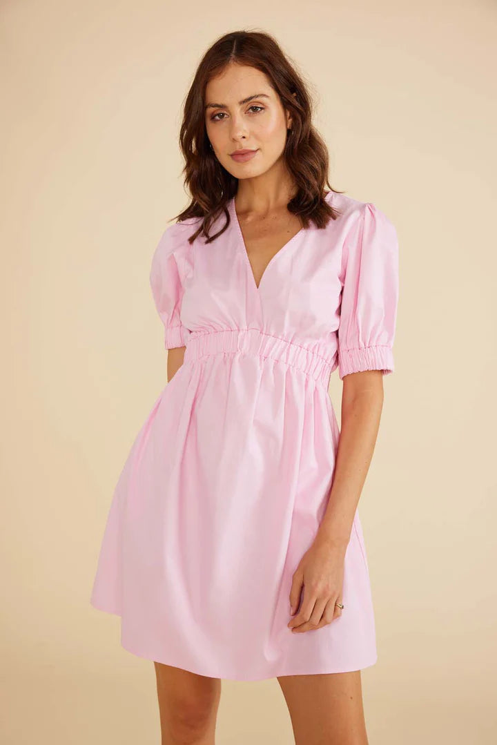 Everly mini dress with 100% cotton, V-neckline, Short puff sleeves and
Elastic waistband from MinkPink