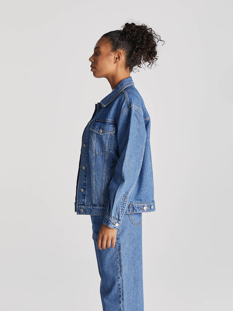 oversized fit with traditional chest pocket