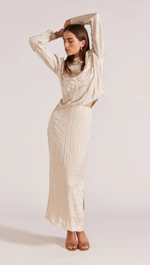 midi slip skirt in beige with Satin crinkled pleats, elastic waist an Straight with Side split