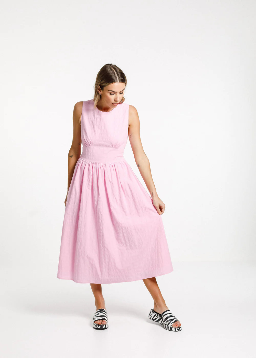 Midi cotton dress with back cut out in pink