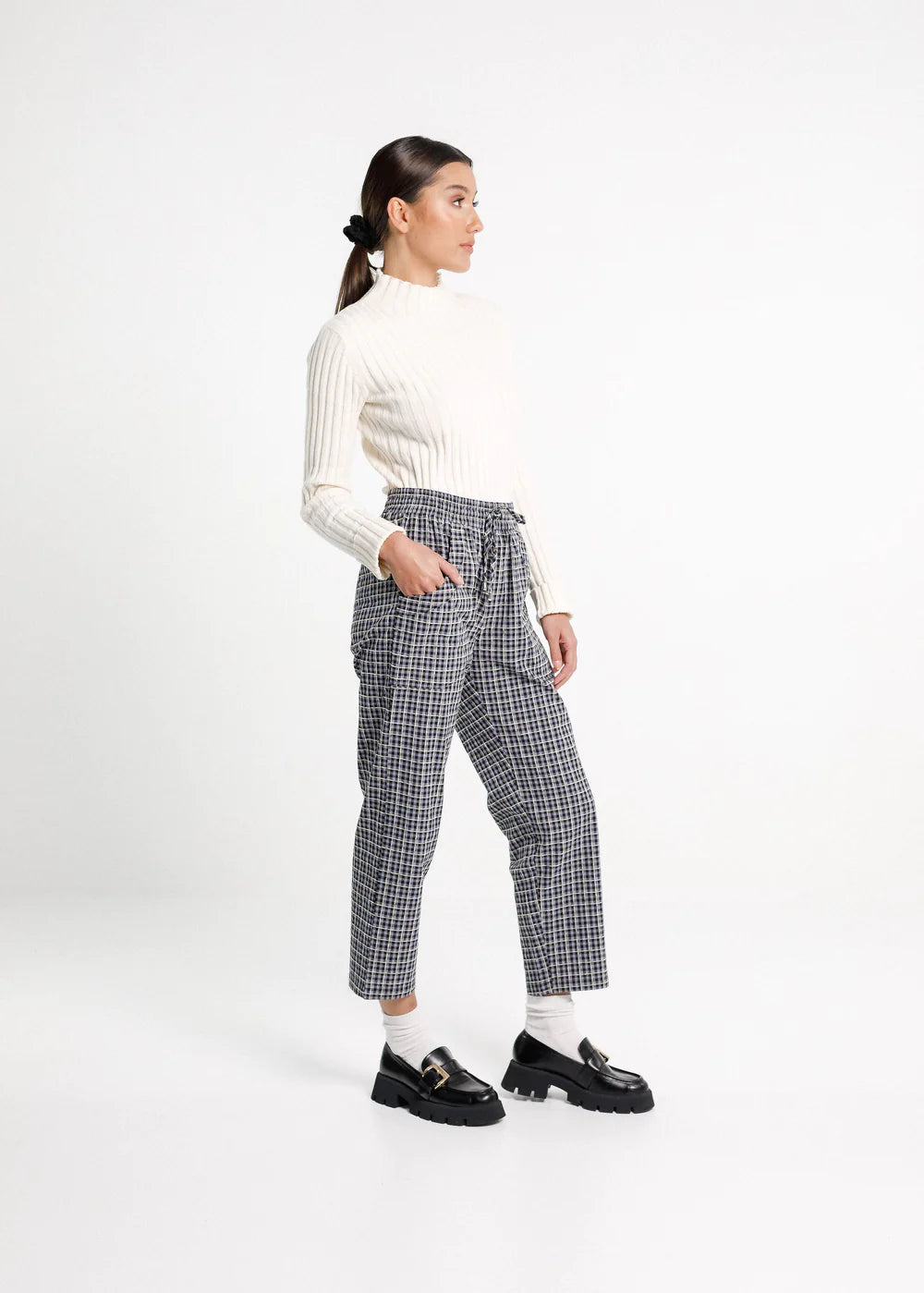 elasticated drawstring waist and pockets these cropped straight leg pant from Thing Thing