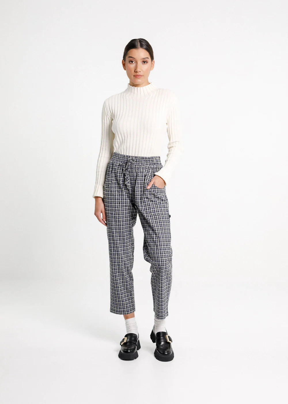 elasticated drawstring waist and pockets these cropped straight leg pant from Thing Thing
