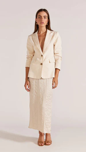 midi slip skirt in beige with Satin crinkled pleats, elastic waist an Straight with Side split