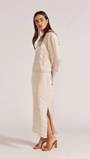 midi slip skirt in beige with Satin crinkled pleats, elastic waist an Straight with Side split