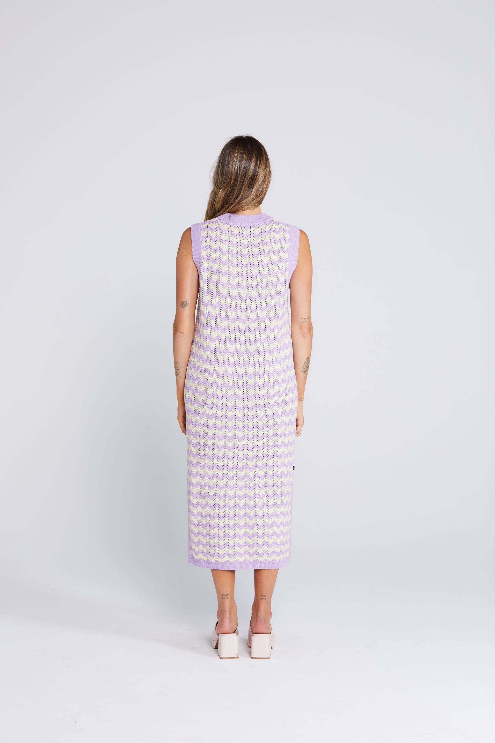 Woman wearing a sleeveless dress with a geometric pattern,cotton