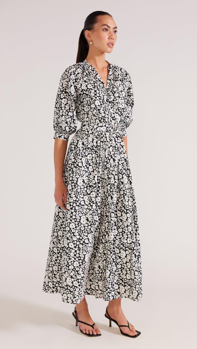 a stand collar with a V-neck opening, elbow-length puff sleeves and a waist tie with a metal D-ring