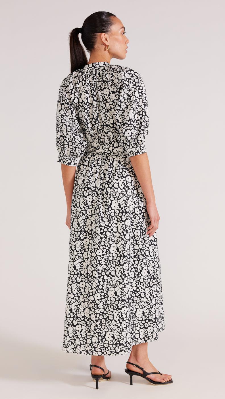 a stand collar with a V-neck opening, elbow-length puff sleeves and a waist tie with a metal D-ring