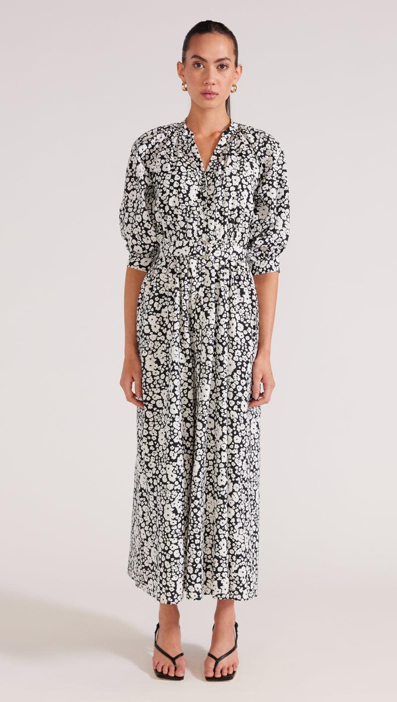 a stand collar with a V-neck opening, elbow-length puff sleeves and a waist tie with a metal D-ring