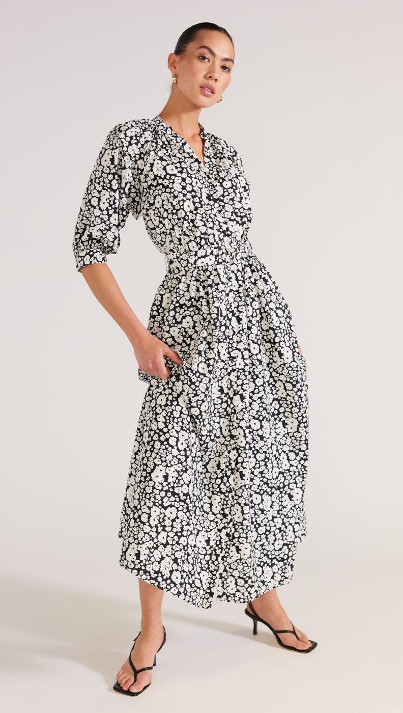 a stand collar with a V-neck opening, elbow-length puff sleeves and a waist tie with a metal D-ring