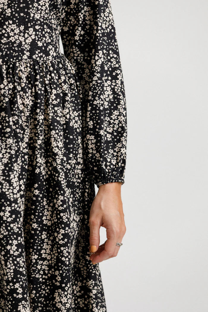 Timeless dress with flowered pattern and elasticated cuff sleeves