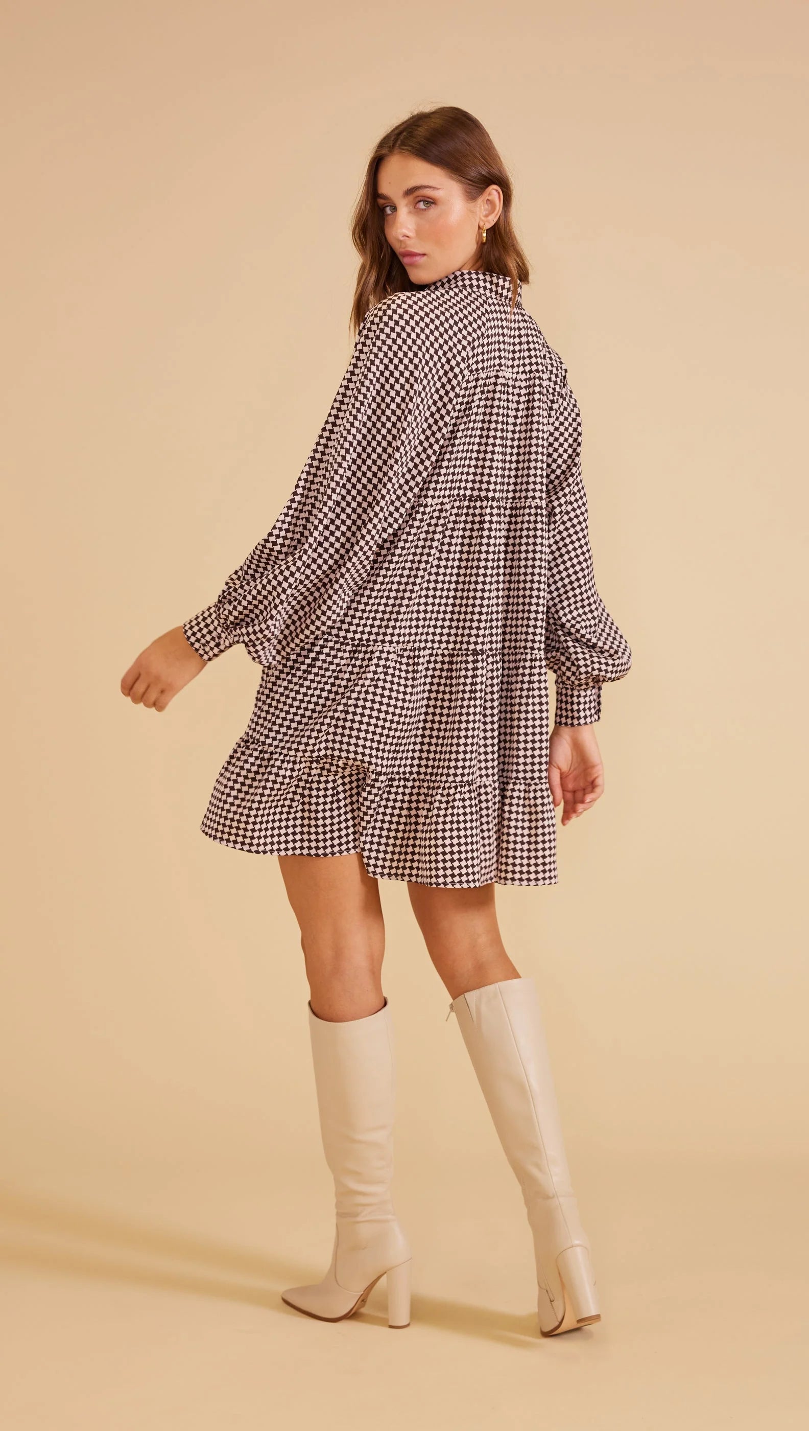 Quinley mini dress in checks, long sleeves and v neck by MinkPink