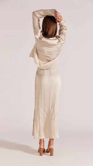 midi slip skirt in beige with Satin crinkled pleats, elastic waist an Straight with Side split